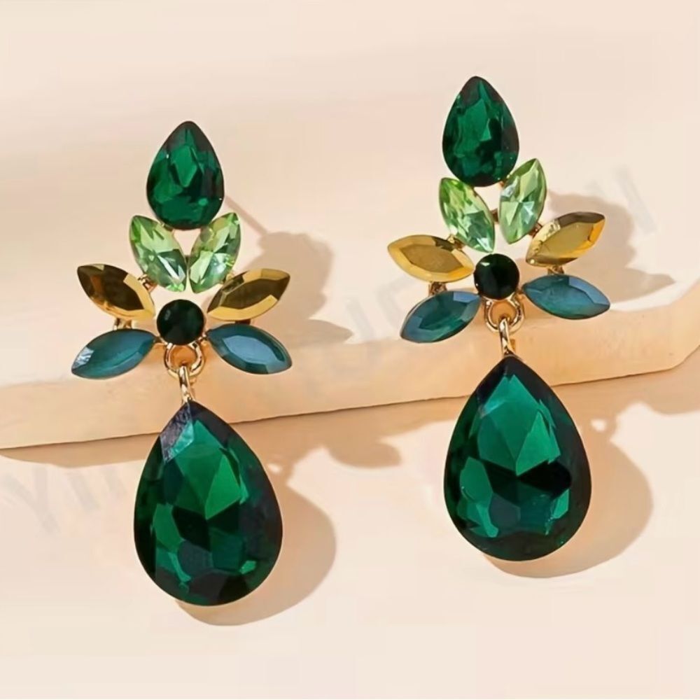 💚 NEW Sparkling Chic Emerald and Gold Crystal Leaf Earrings 💚